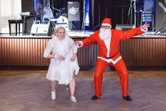 Christkind-und-Weihnachtsmann-80263935_2606564399379473_5020757816302895104_o_2606564389379474